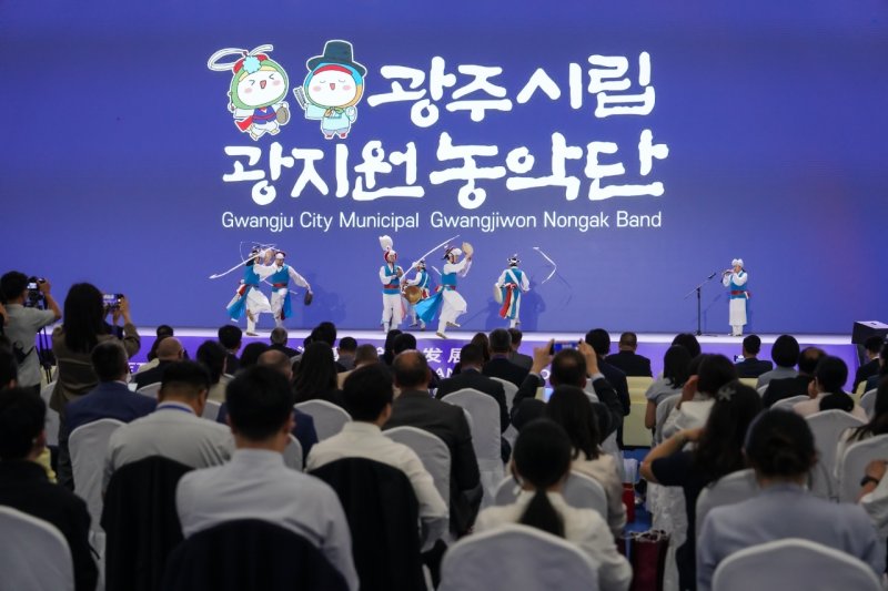 [경기광주=뉴시스] 광주시립광지원농악단이 중국 쯔보시에서 한국 전통문화의 진수를 선보였다 (사진=광주시 제공) 2025.05.30.photo@newsis.com