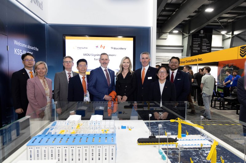 [거제=뉴시스] 신정철 기자= 한화오션(대표이사 김희철 사장)이 '캐나다 미래를 위한 솔루션-지상에서 수중, 그 이상까지’라는 슬로건을 내걸고 캐나다 잠수함 사업에 박차를 가하고 있다.사진은 지난 29일, 캐나다 최대 방산 전시회인 CANSEC에서 한화 글로벌디펜스 마이클 쿨터CEO(오른쪽에서 세번째)와 BlackBerry社 필 커츠(Phil Kurtz) 법무총괄(오른쪽에서 다섯번째) 등 양사 관계자들이 MOU를 체결한 뒤 기념촬영을 하고 있다.(사진=한화오션 제공).2025.05.30. photo@newsis.com *재판매 및 