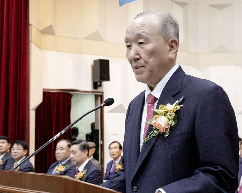 오정석 학교법인 동래학원 이사장이 130주년 개교 기념식에서 인사말을 하고 있다. 학교법인 동래학원 제공