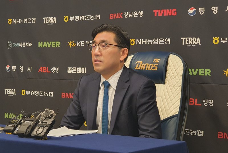 [창원=뉴시스] 강경국 기자 = NC 다이노스 이진만 대표이사가 30일 창원NC파크에서 홈경기 재개와 관련해 기자회견을 갖고 있다. 2025.05.30. kgkang@newsis.com