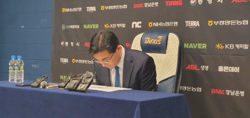[창원=뉴시스] 강경국 기자 = NC 다이노스 이진만 대표이사가 30일 창원NC파크에서 홈경기 재개와 관련해 기자회견을 하던 중 이번 사고와 관련해 피해자들에게 고개를 숙이고 있다. 2025.05.30. kgkang@newsis.com