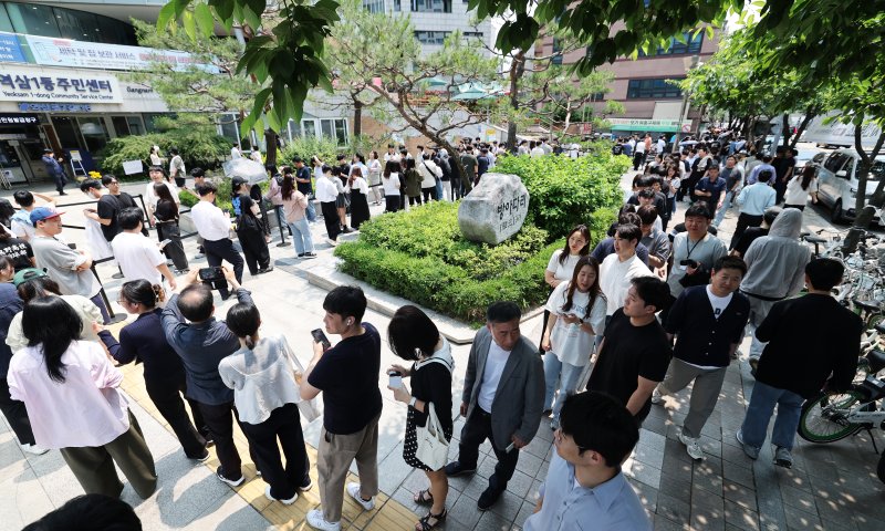 제21대 대통령 선거 사전 투표 둘째 날인 30일 오후 서울 강남구 역삼1동 주민센터에 마련된 사전투표소에서 점심시간을 이용해 투표소를 찾은 유권자들이 길게 줄을 늘어서 있다. 2025.5.30/뉴스1 ⓒ News1 오대일 기자