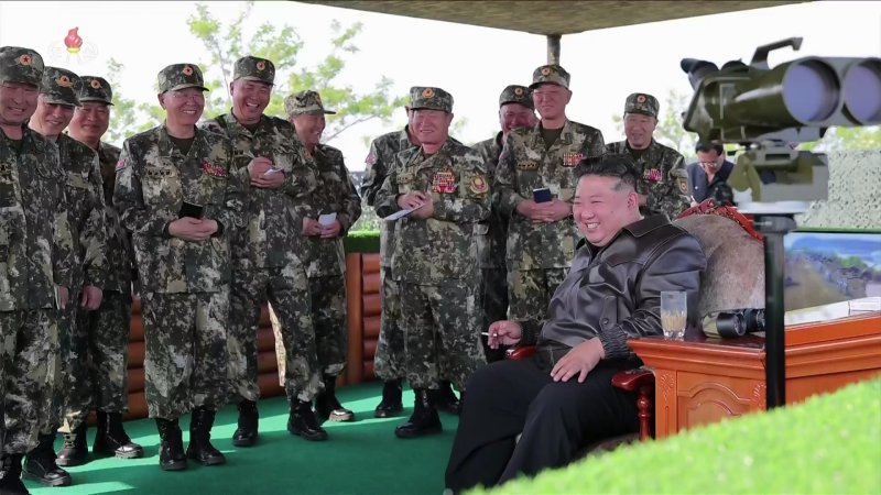 [서울=뉴시스] = 김정은 북한 국무위원장이 지난 29일 조선인민군 대연합부대 포병구분대 포사격경기를 참관했다고 조선중앙TV가 30일 보도했다. (사진 = 조선중앙TV 캡처) 2025.05.30. photo@newsis.com *재판매 및 DB 금지