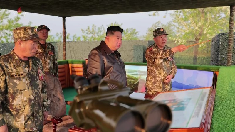 [서울=뉴시스] = 김정은 북한 국무위원장이 지난 29일 조선인민군 대연합부대 포병구분대 포사격경기를 참관했다고 조선중앙TV가 30일 보도했다. (사진 = 조선중앙TV 캡처) 2025.05.30. photo@newsis.com *재판매 및 DB 금지