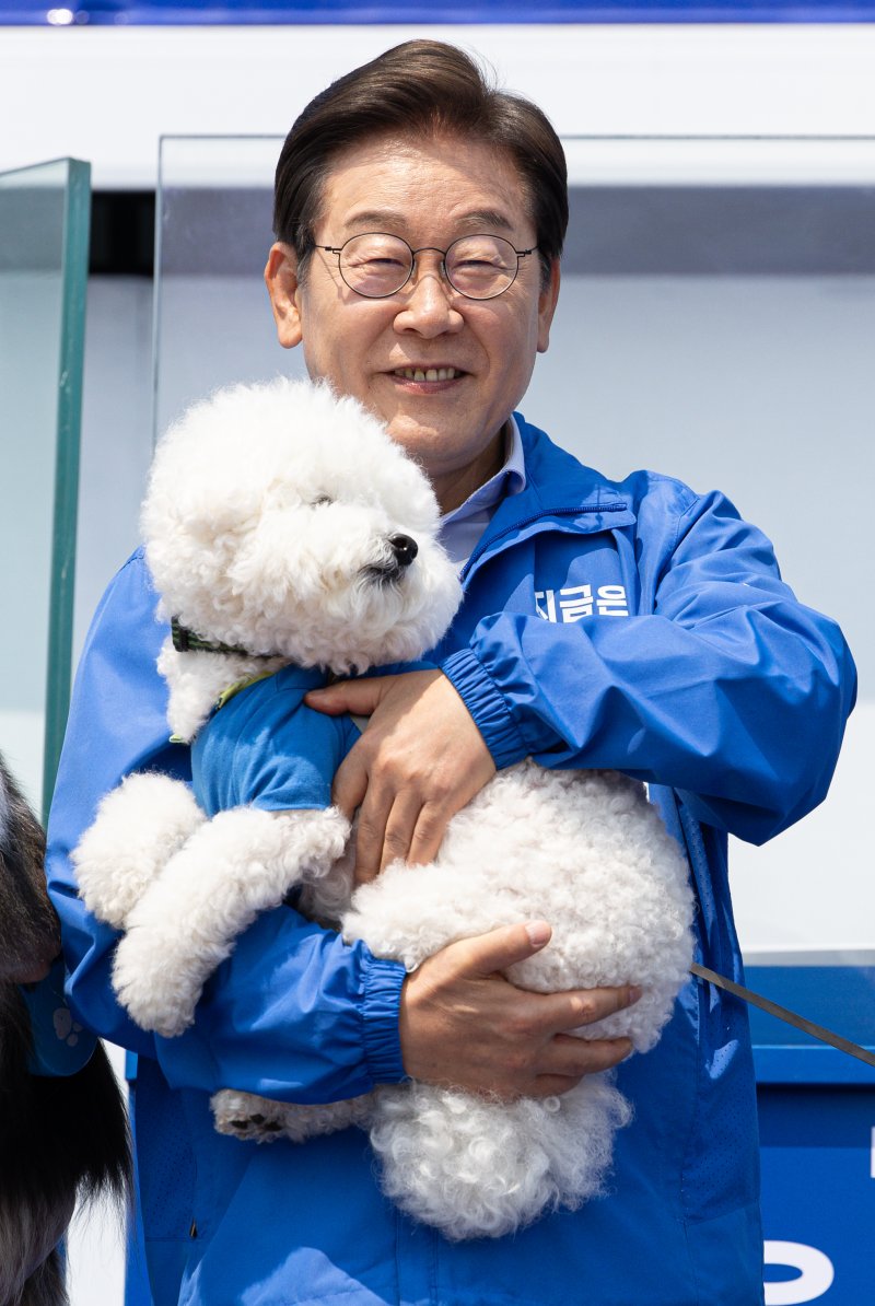 [춘천=뉴시스] 조성우 기자 = 이재명 더불어민주당 대선후보가 30일 오후 강원 춘천시 춘천역 광장에서 열린 집중유세에서 반려견 뭉치를 안고 있다. (공동취재) 2025.05.30. photo@newsis.com