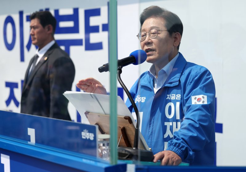 [춘천=뉴시스] 조성우 기자 = 이재명 더불어민주당 대선후보가 30일 오후 강원 춘천시 춘천역 광장에서 열린 집중유세에서 연설하고 있다. 2025.05.30. xconfind@newsis.com