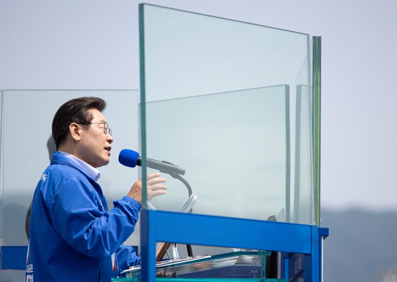 [춘천=뉴시스] 조성우 기자 = 이재명 더불어민주당 대선후보가 30일 오후 강원 춘천시 춘천역 광장에서 열린 집중유세에서 연설하고 있다. (공동취재) 2025.05.30. photo@newsis.com