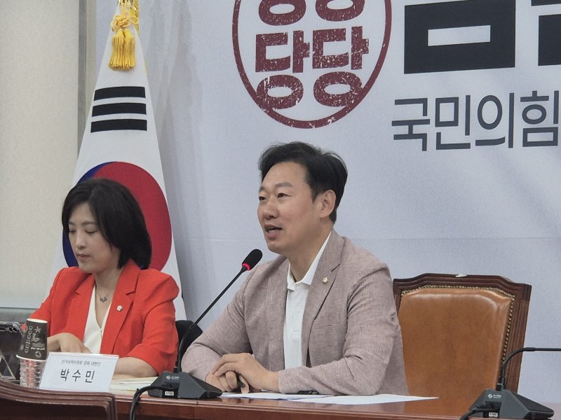 최보윤, 박수민 국민의힘 의원이 30일 국회 본관에서 열린 '디지털자산 업계 정책 간담회'에서 발언하고 있다.