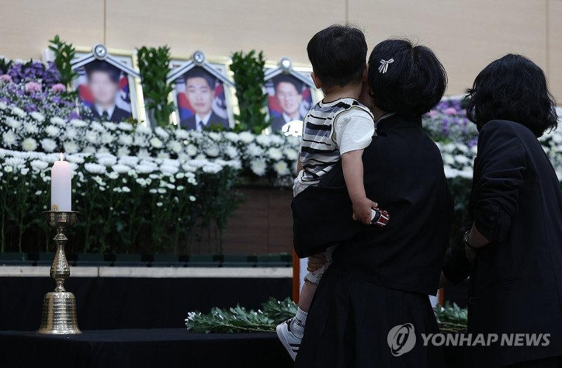 순직 해군 배웅하는 어린 아들 (출처=연합뉴스)