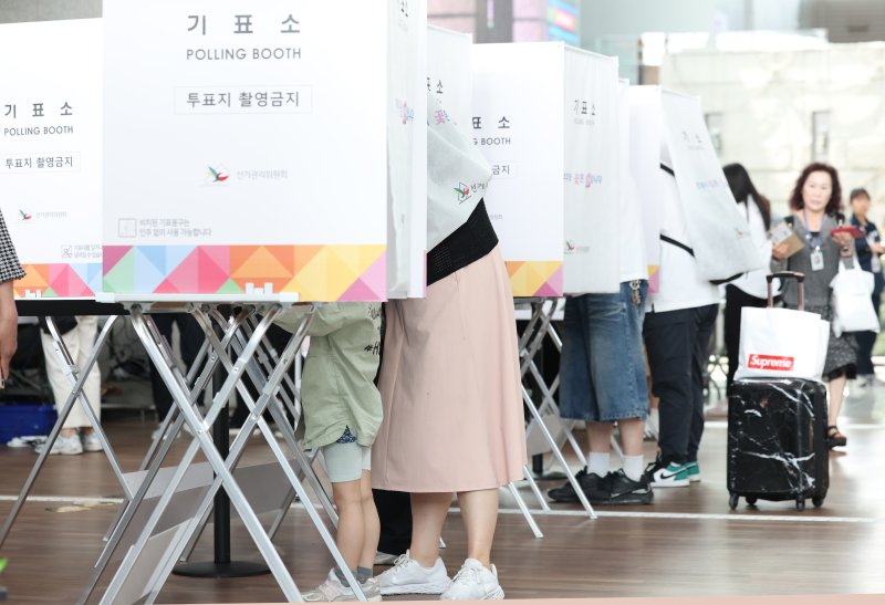 제21대 대통령선거 사전투표 둘째 날인 30일 인천공항국제공항에서 여행객들이 투표를 하고 있다. 2025.5.30/뉴스1 ⓒ News1 권현진 기자