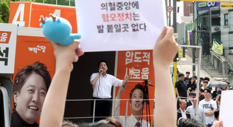 '이재명 모교' 중앙대 찾은 이준석...손팻말 시위대 앞 연설 '진땀'