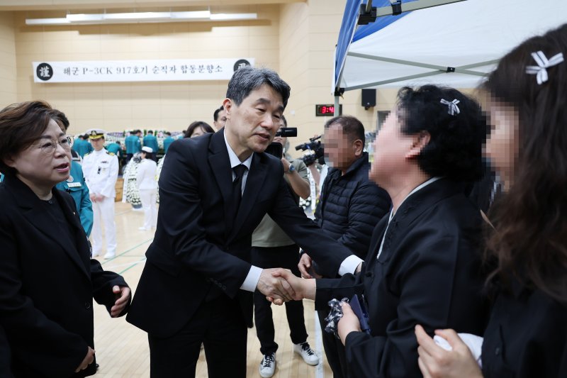 이주호 대통령 권한대행 부총리 겸 교육부 장관이 30일 해군 항공사령부에 마련된 해군 초계기 추락 사고 희생자 합동분향소를 찾아 유족을 위로하고 있다. 교육부 제공
