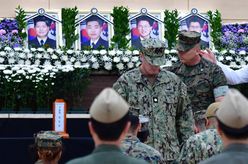 30일 경북 포항시 해군 항공사령부체육관에 마련된 대잠 해상초계기(P-3CK) 순직자 합동분향소에서 미 해군들이 조문을 마친 후 발길을 옮기고 있다. 해군은 고 박진우 중령, 고 이태훈 소령, 고 윤동규 상사, 고 강신원 상사로 1계급 추서했다. 2025.5.30/뉴스1 ⓒ News1 최창호 기자