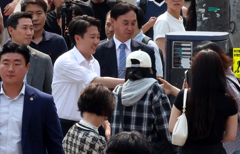 [서울=뉴시스] 추상철 기자 = 이준석 개혁신당 대선후보가 30일 오후 서울 동작구 중앙대학교 후문에서 유권자를 만나 지지를 호소하고 있다. 2025.05.30. scchoo@newsis.com