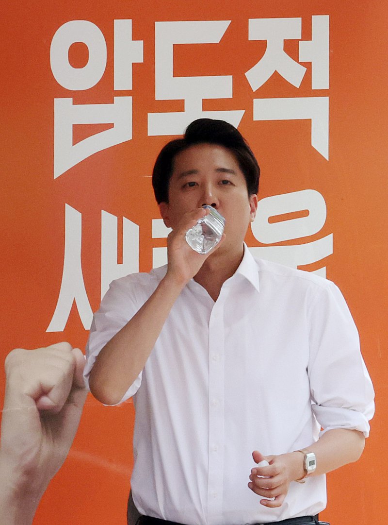 [서울=뉴시스] 추상철 기자 = 이준석 개혁신당 대선후보가 30일 오후 서울 동작구 중앙대학교 후문에서 유세차량에 올라 물을 마시고 있다. 2025.05.30. scchoo@newsis.com