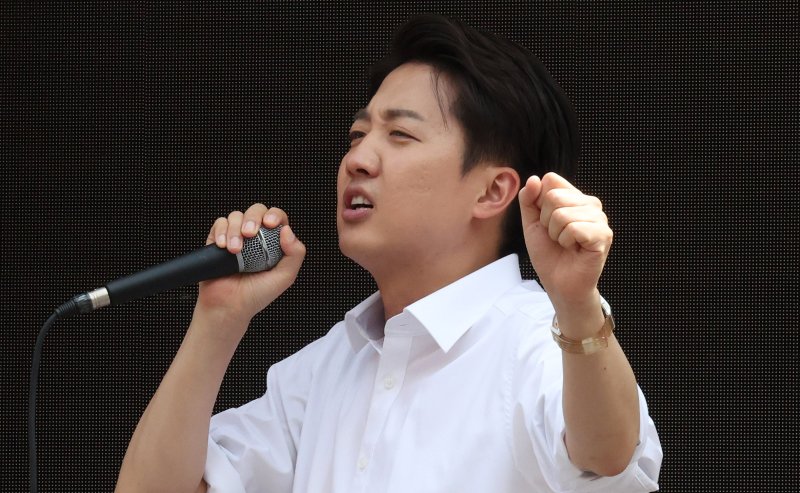 [서울=뉴시스] 추상철 기자 = 이준석 개혁신당 대선후보가 30일 오후 서울 동작구 중앙대학교 후문에서 열린 유세에서 지지를 호소하고 있다. 2025.05.30. scchoo@newsis.com