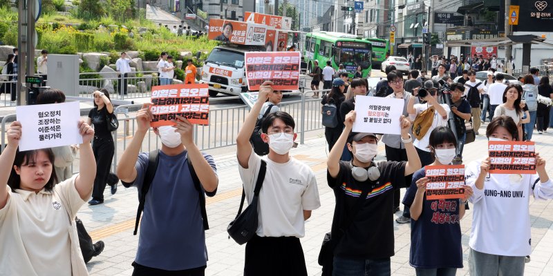 '이재명 모교' 중앙대 찾은 이준석...손팻말 시위대 앞 연설 '진땀'
