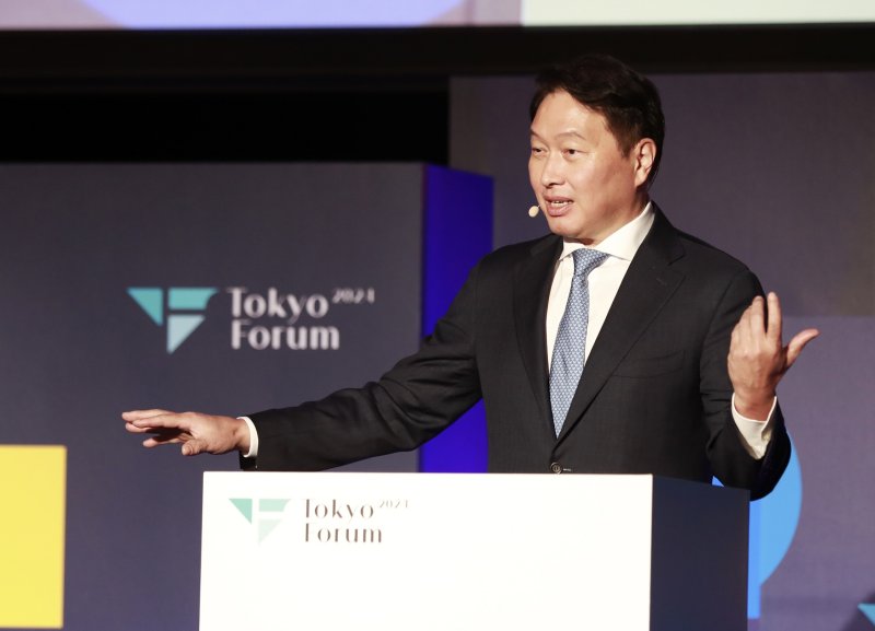 [서울=뉴시스] 최태원 SK그룹 회장이 최근 글로벌 통상 환경과 관련해 "WTO(세계무역기구) 체제가 무너지고 경쟁의 룰이 바뀌고 있다"며 "한일 양국이 경제 공동체를 형성해 다양한 비용을 줄이면 국제 경쟁력을 높일 수 있다"고 밝혔다. 사진은 지난해 11월 22일 일본 도쿄대에서 열린 '도쿄포럼 2024'에서 개회사를 하는 모습. (사진 = SK) photo@newsis.com *재판매 및 DB 금지