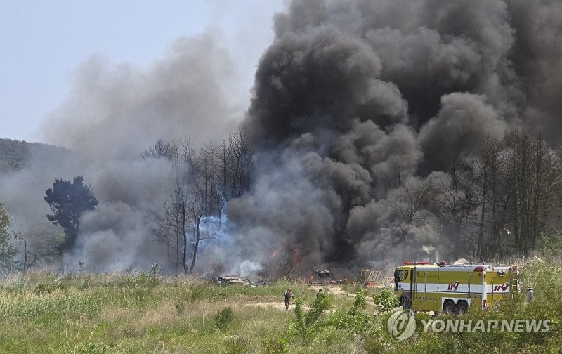 포항서 초계기 추락…치솟는 연기 (출처=연합뉴스)