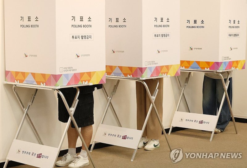 투표하는 유권자들 (출처=연합뉴스)