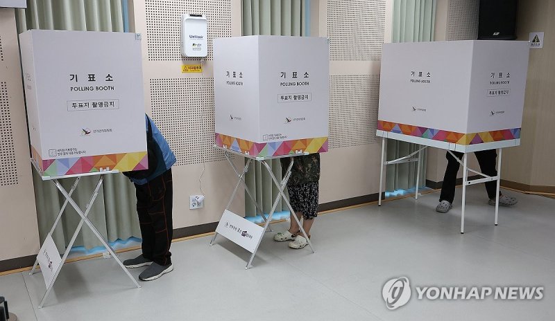 사전투표 기표소 ※ 기사와 직접 관련이 없는 자료사진입니다. (출처=연합뉴스)
