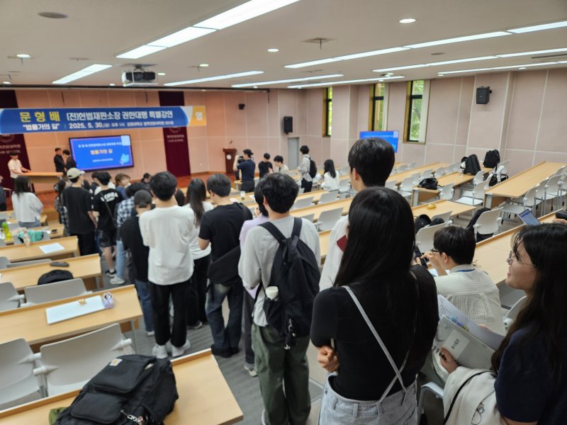 문형배 전 헌법재판소장 권한대행이 30일 오후 강원대학교 법학전문대학원 대강당에서 재학생과 교직원들을 대상으로 '법률가의 길'을 주제로 특별강연을 끝낸 뒤 문형배 소장의 사인을 받기 위해 길게 줄을 섰다.2025..5.30 한귀섭 기자