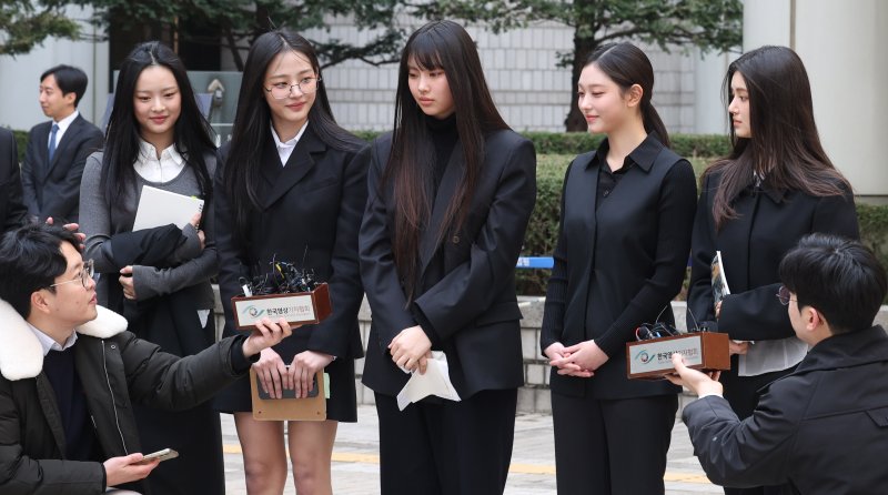 [서울=뉴시스] 추상철 기자 = 법원이 걸그룹 뉴진스가 소속사 어도어의 승인이나 동의 없이 독자 활동을 할 때마다 1인당 10억원씩을 어도어에 지급해야 한다고 결정했다. 사진은 그룹 뉴진스(NJZ 하니, 민지, 혜인, 해린, 다니엘)가 지난 3월 서울 서초구 서울중앙지방법원에서 열린 '어도어, 뉴진스 상대 기획사 지위보전 및 광고계약 체결 등 금지 가처분' 심문기일을 마친 후 취재진의 질문에 답변하고 있는 모습. 2025.03.07. scchoo@newsis.com