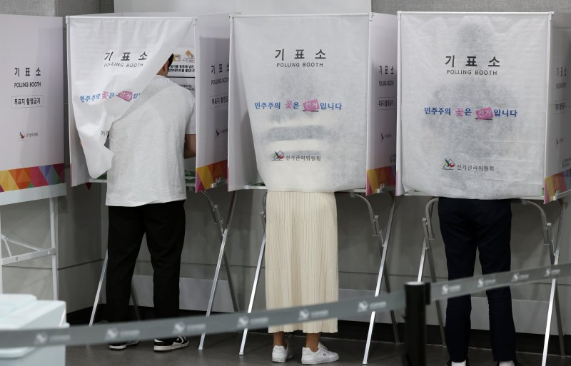 [부산=뉴시스] 하경민 기자 = 제21대 대통령선거 사전투표 기간인 30일 부산 연제구청에 마련된 사전투표소에서 시민들이 소중한 한 표를 행사하고 있다. 2025.05.30. yulnetphoto@newsis.com
