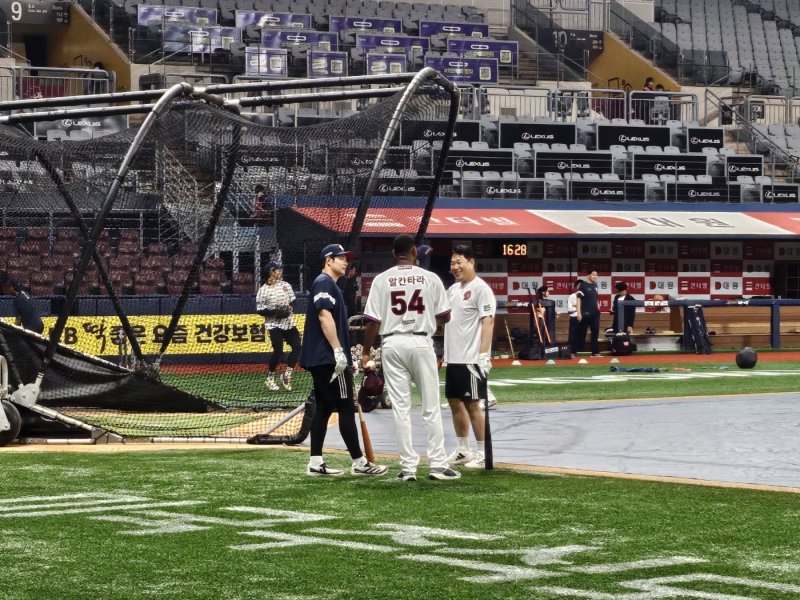 라울 알칸타라(키움 히어로즈)가 30일 팀에 처음 합류한 뒤 옛 동료 양의지, 김재환(이상 두산 베어스)과 만나 이야기를 나누고 있다. ⓒ News1