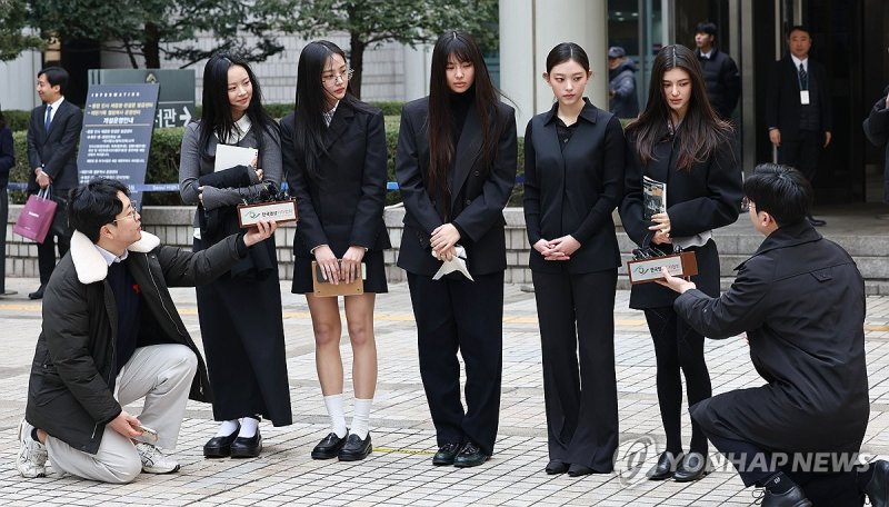 뉴진스(NJZ) 멤버들, 어도어 활동금지 가처분에 직접 법정출석 (출처=연합뉴스)