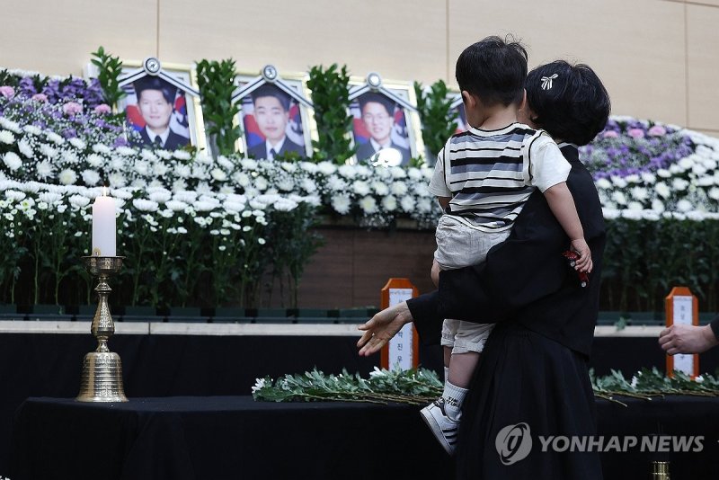순직 해군 배웅하는 어린 아들 (출처=연합뉴스)