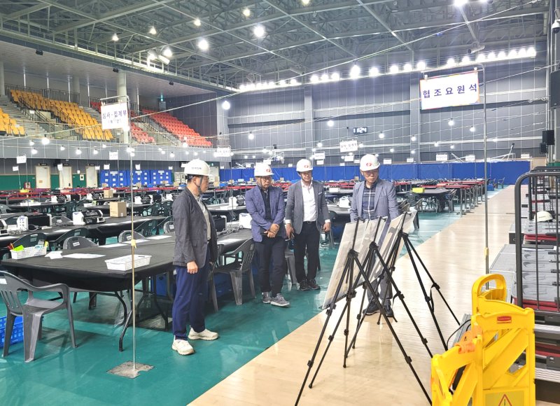 [광주=뉴시스] 한국전력(한전) 광주전남본부는 대선이 차질 없이 치러지도록 지난 12일부터 3주간에 걸쳐 광주·전남지역 개표소 등에 공급되는 전력 설비에 대한 특별점검과 정비를 마쳤다. (사진=한전 제공) 2025.05.30. photo@newsis.com *재판매 및 DB 금지