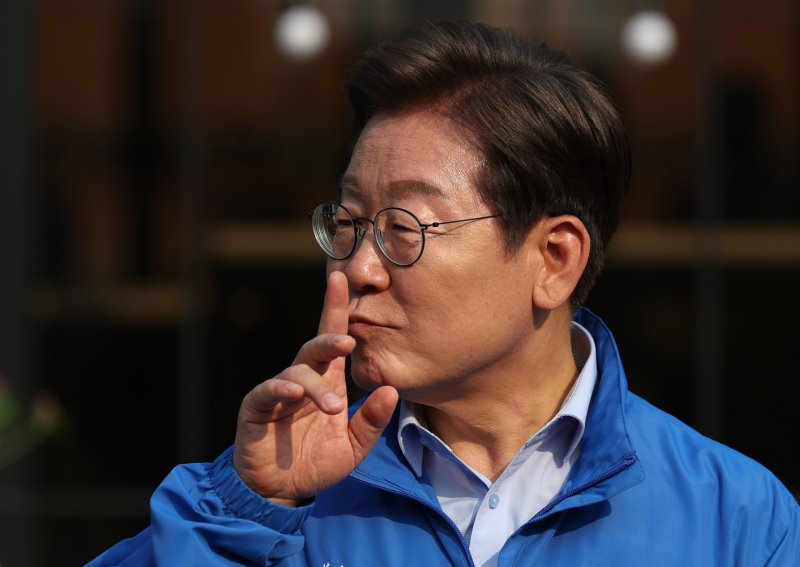 메이저 바카라사이트 홈런 더불어민주당 대선후보가 30일 오후 강원 원주시 원주행복마당에서 유세를 마친 후 언론 인터뷰에 앞서 환호하는 지지자들을 조용히 시키고 있다. 2025.05.30. /사진=뉴시스