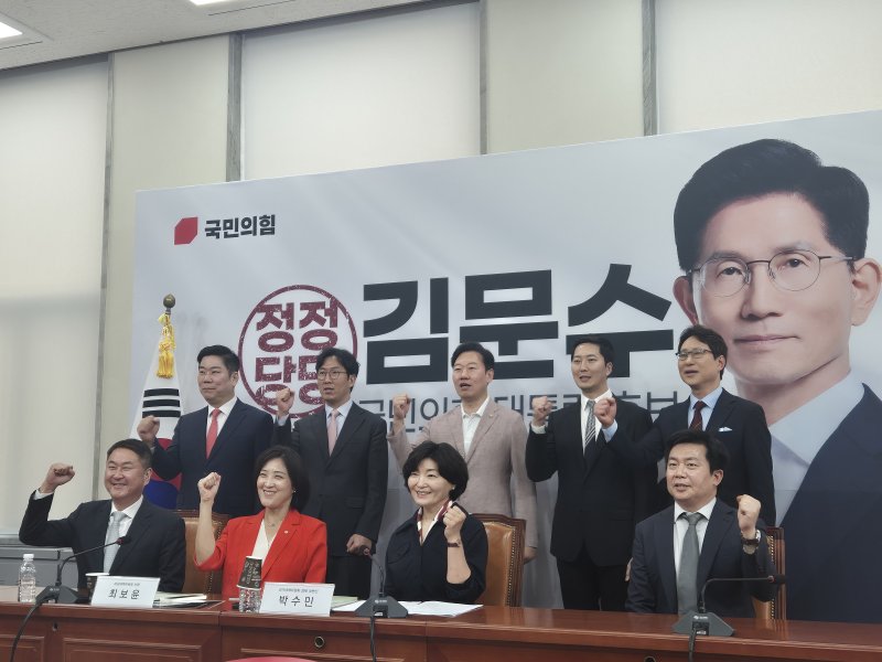 30일 국회 본관에서 열린 '디지털자산 업계 정책 간담회' 참석자들이 기념 촬영을 하고 있다.2025.5.30./뉴스1