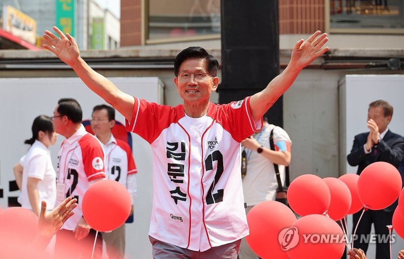 충주 젊음의 거리서 인사하는 김문수 후보 (출처=연합뉴스)