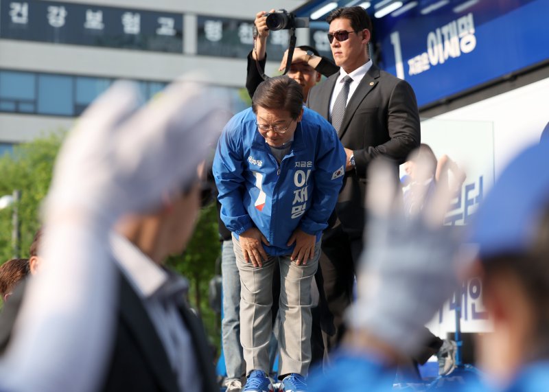 이재명 더불어민주당 대선후보가 30일 오후 강원 원주시 원주행복마당 앞에서 열린 유세에서 연설을 마친 뒤 고개 숙여 인사하고 있다. 사진=뉴시스