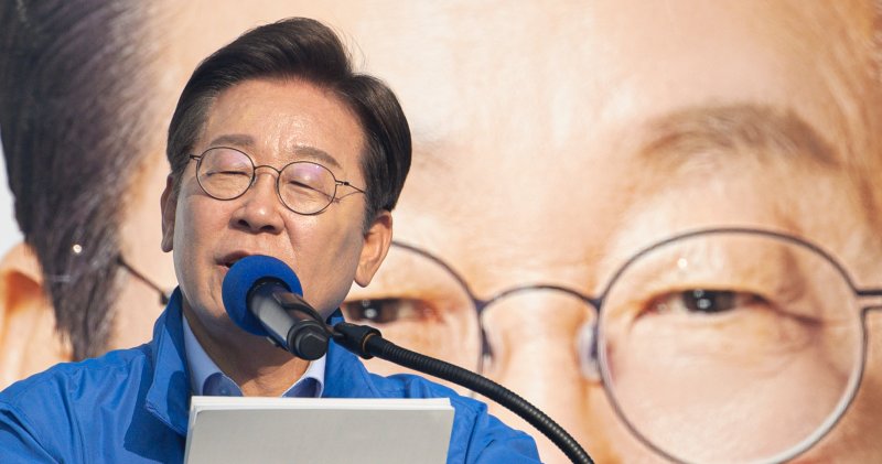 카지노 바카라 더불어민주당 대통령 후보가 30일 오후 강원 원주시 반곡동 원주행복마당에서 시민들에게 지지를 호소하고 있다. 사진=카지노 바카라1