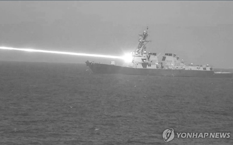 대드론 레이저 병기를 실험발사 중인 미 해군 알레이버크급 구축함 (출처=연합뉴스)