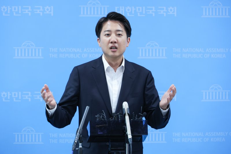이준석 개혁신당 대통령 후보가 30일 오후 서울 여의도 국회 소통관에서 민주당 의원들이 자신을 국회에서 제명시키는 징계안을 제출한 것과 관련 긴급 기자회견을 한 뒤 취재진 질문에 답하고 있다. ⓒ News1 안은나 기자