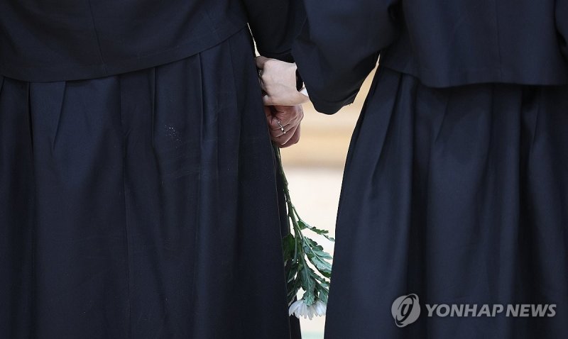 순직 해군 손에 들린 조화 (출처=연합뉴스)