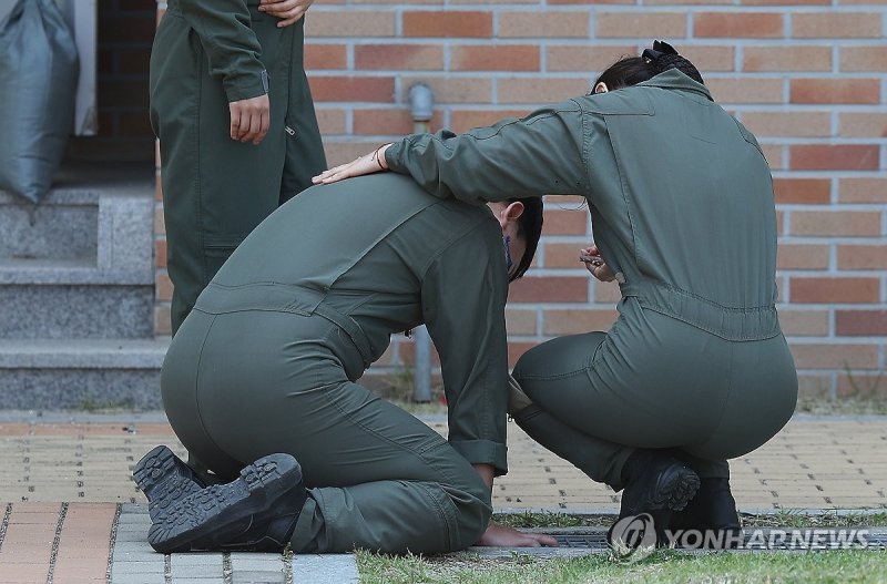동료 잃고 오열하는 해군 (출처=연합뉴스)