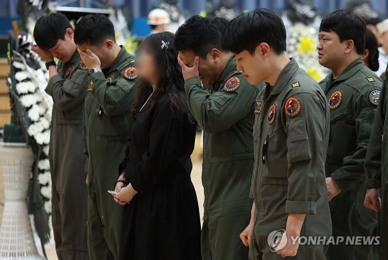 순직 해군 영정 앞에 선 유족과 동료들 (출처=연합뉴스)