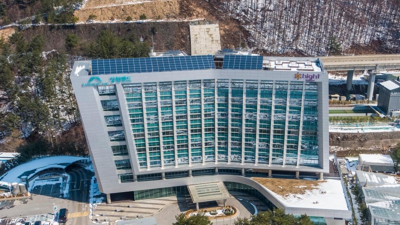 강원랜드 옥상에 설치된 태양광 발전설비 (출처=연합뉴스)
