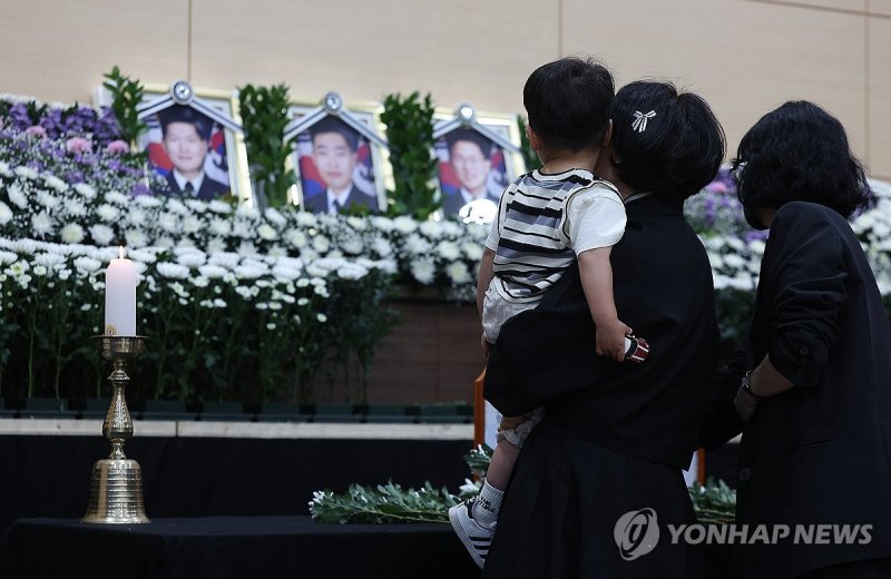 순직 해군 배웅하는 어린 아들 (출처=연합뉴스)