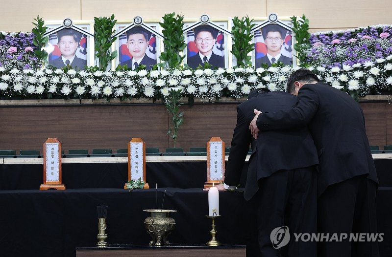 오열하는 순직 해군 유족 (출처=연합뉴스)