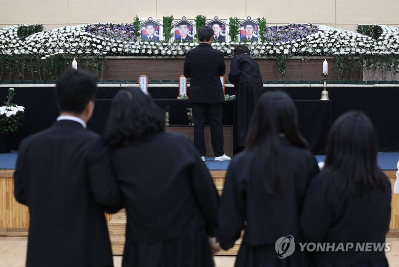 오열하는 순직 해군 유족 (출처=연합뉴스)