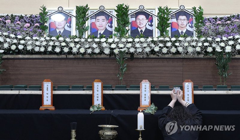 순직 해군 영정 앞 결혼반지와 명찰 (출처=연합뉴스)