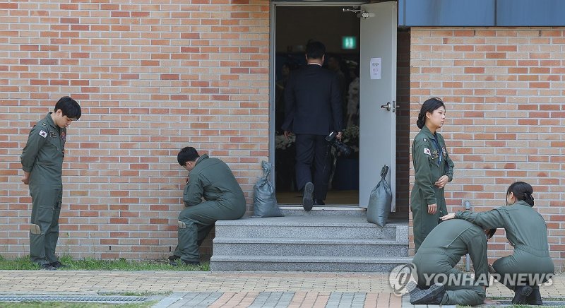 동료 잃고 오열하는 해군 (출처=연합뉴스)