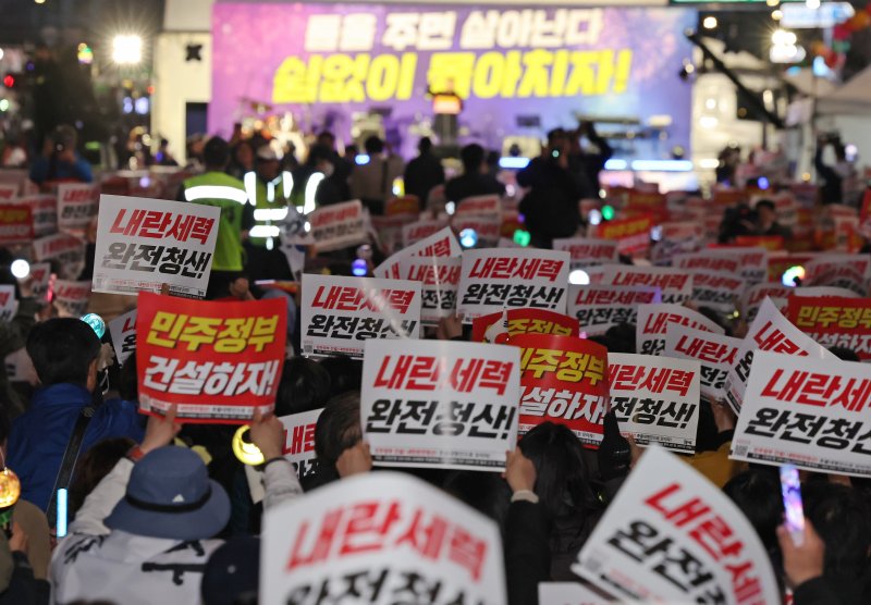 4일 저녁 서울 중구 시청역 인근에서 열린 촛불행동 집회 참석자들이 헌법재판소의 윤석열 전 대통령 탄핵 인용을 자축하는 문화제를 하고 있다. 2025.4.4/뉴스1 ⓒ News1 장수영 기자