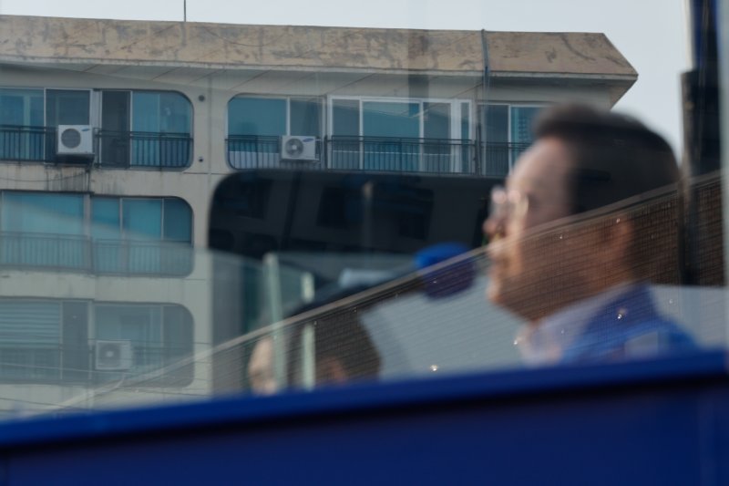 이재명 더불어민주당 대통령 후보가 제21대 대통령선거 사전투표 첫날인 29일 오후 서울 서초구 고속버스터미널광장에서 지지를 호소하고 있는 가운데 이 후보 너머로 반포의 한 아파트가 보이고 있다. 2025.5.29/뉴스1 ⓒ News1 안은나 기자